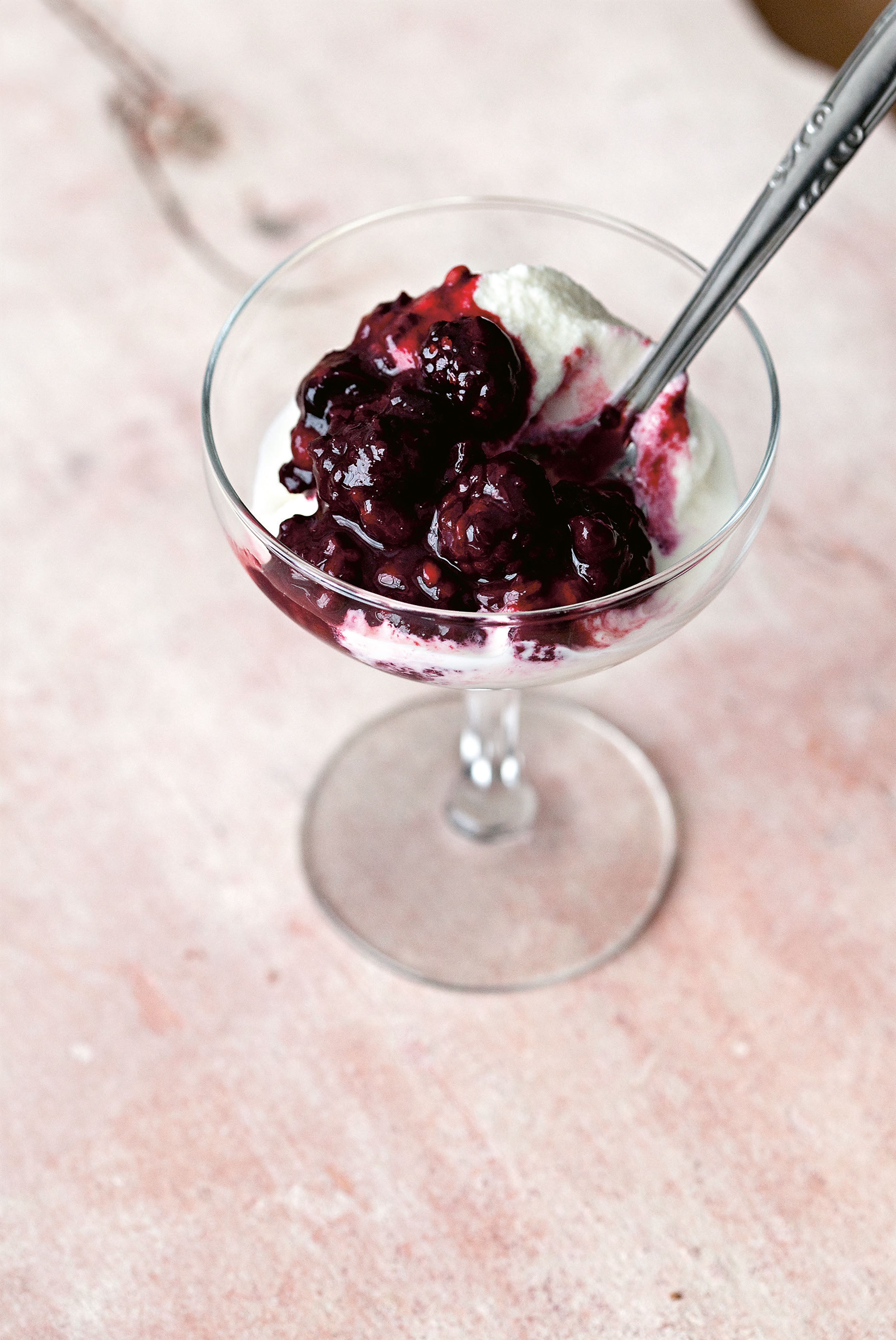 Frozen Greek yoghurt with berries