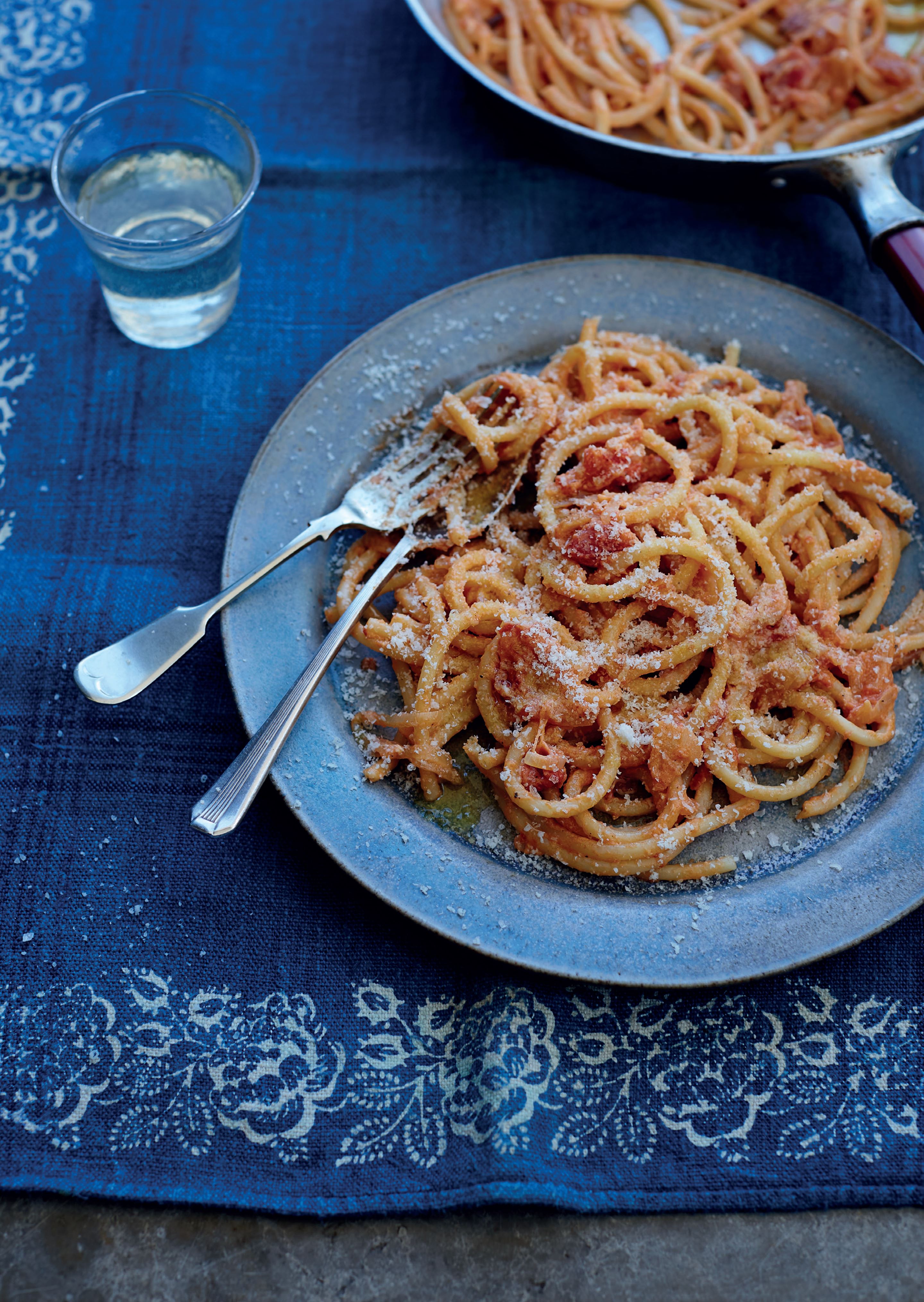Pasta with onion and tomato sauce