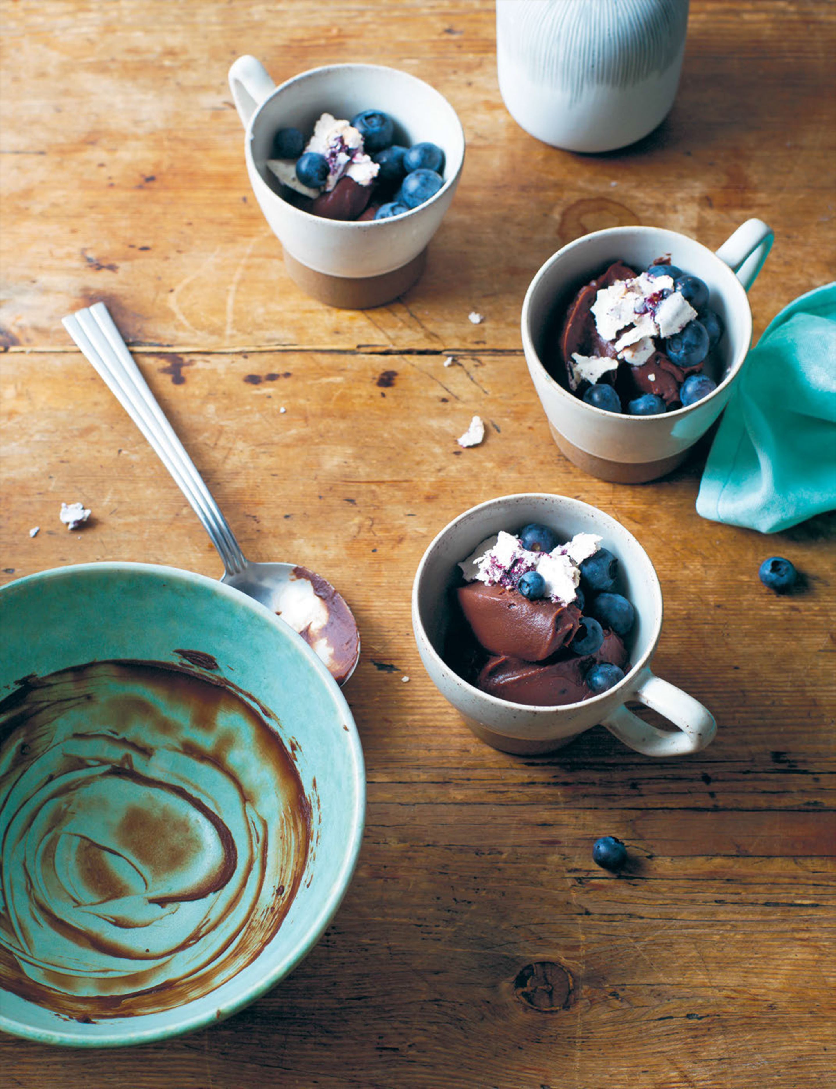 Cardamom chocolate cream, blueberries & meringue