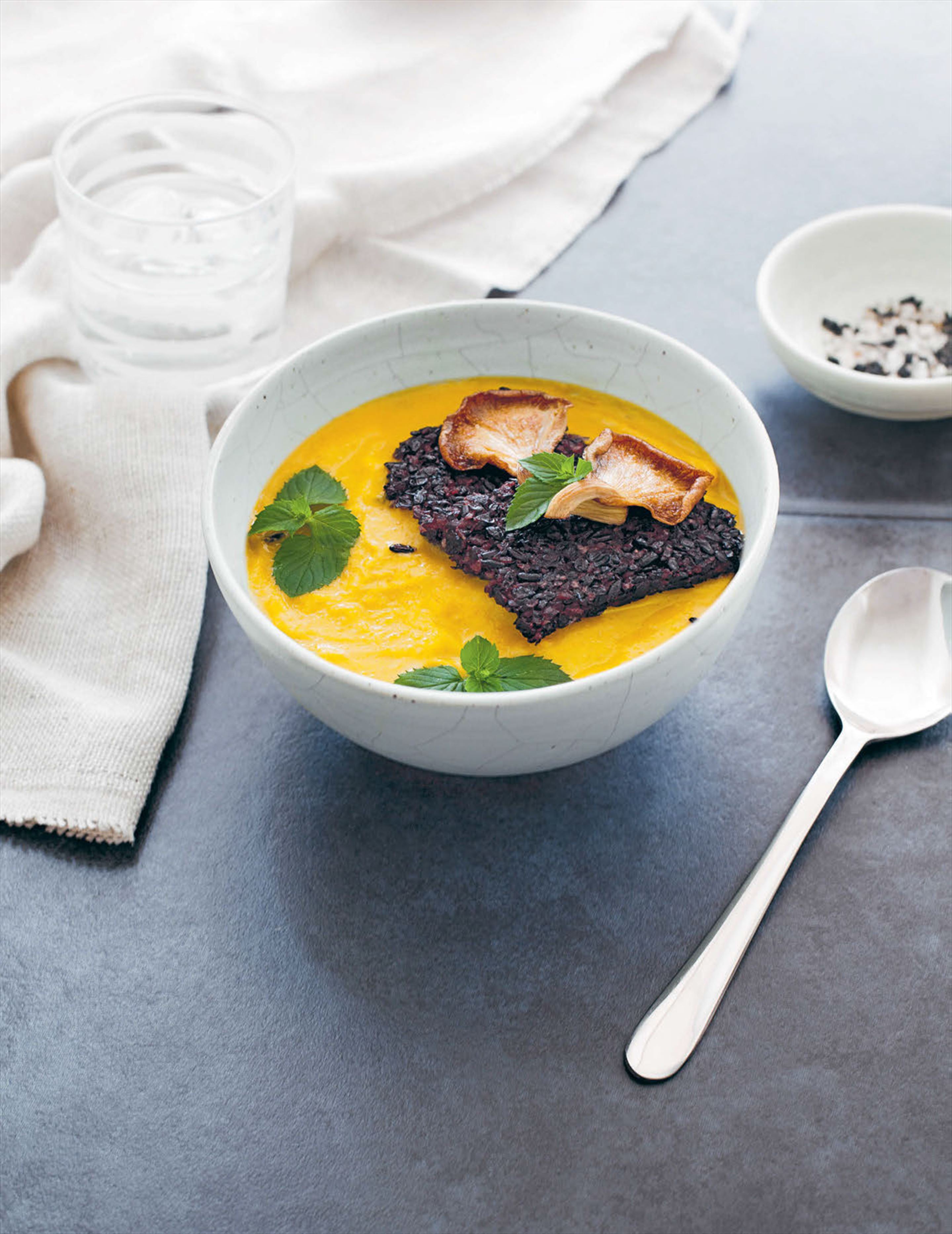 Green pumpkin curry with crispy black rice cakes