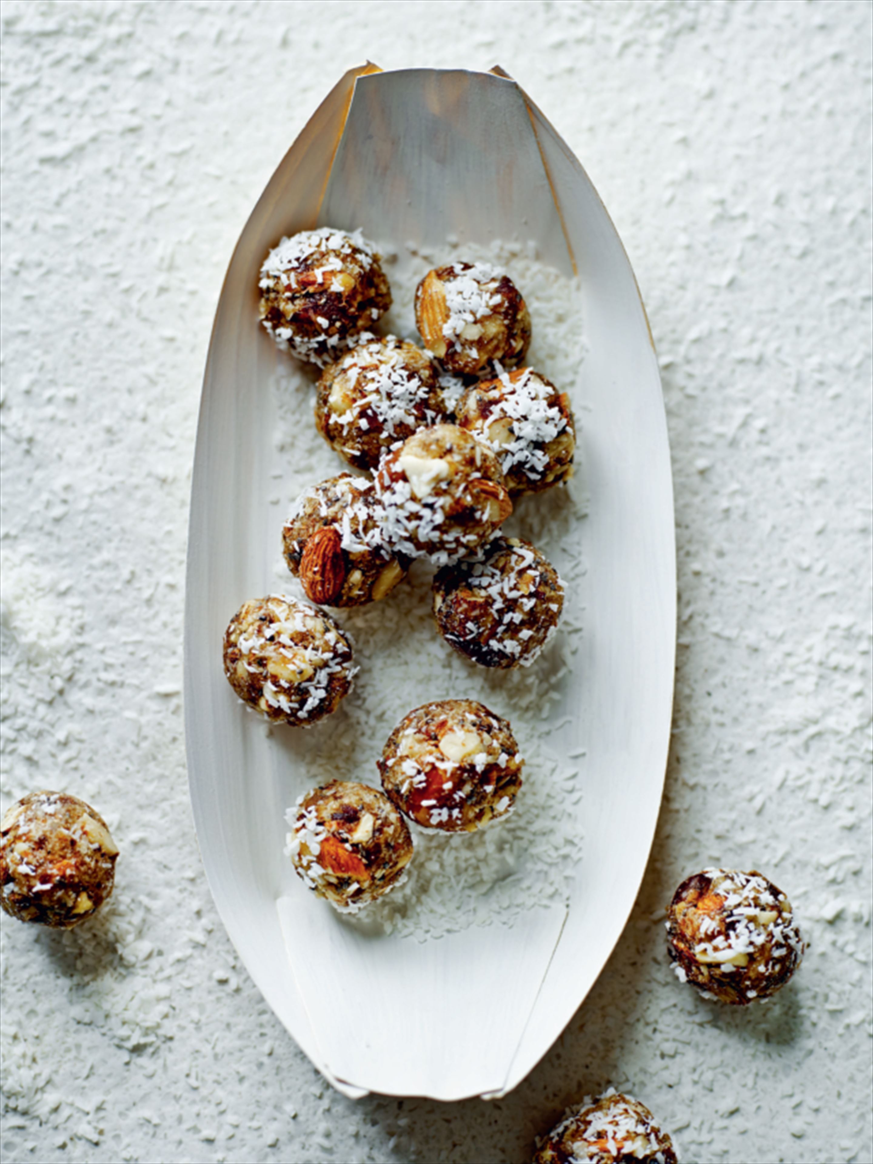 Date, almond and chia balls