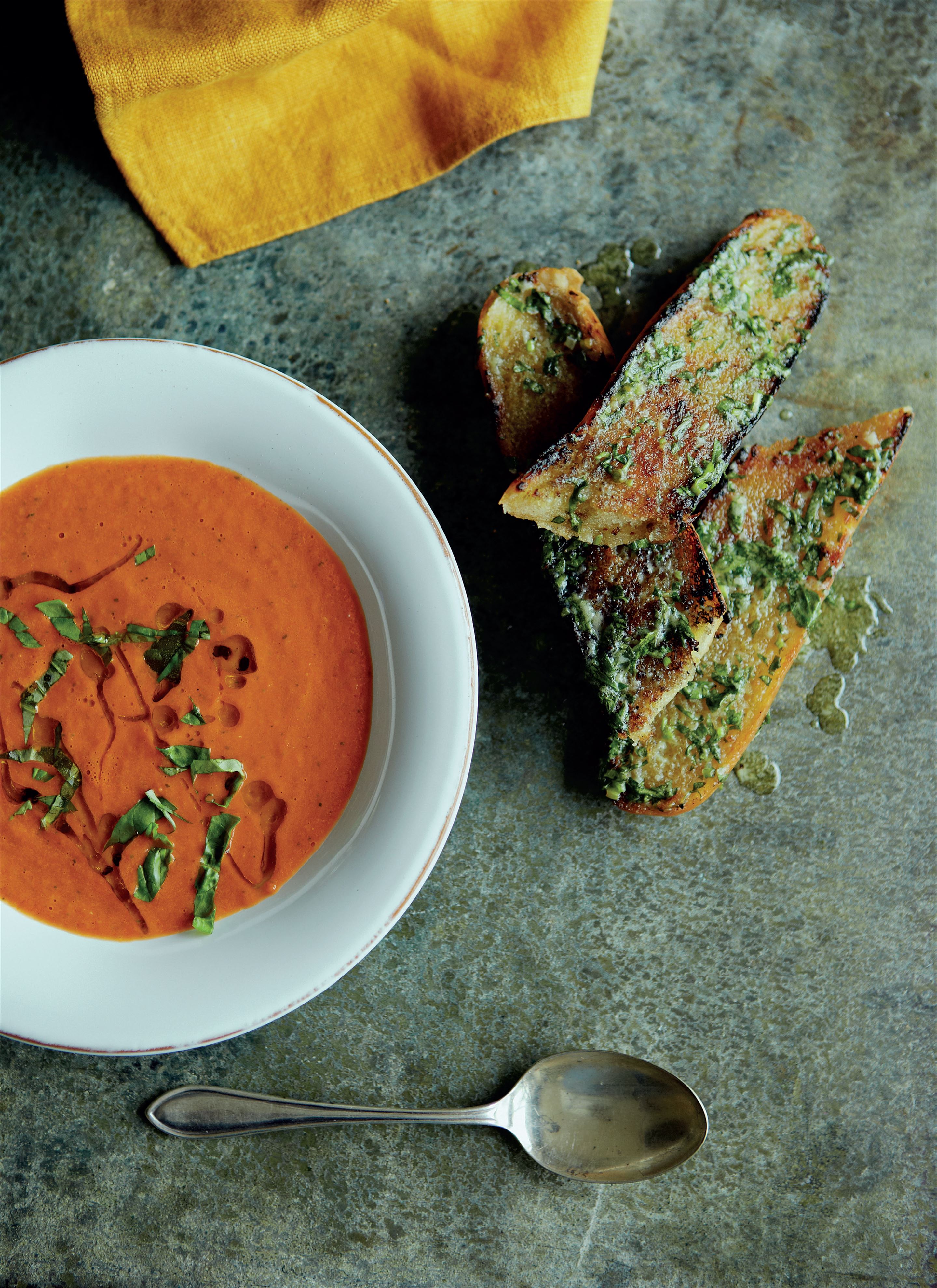 Quick tomato and basil soup with roasted garlic bread