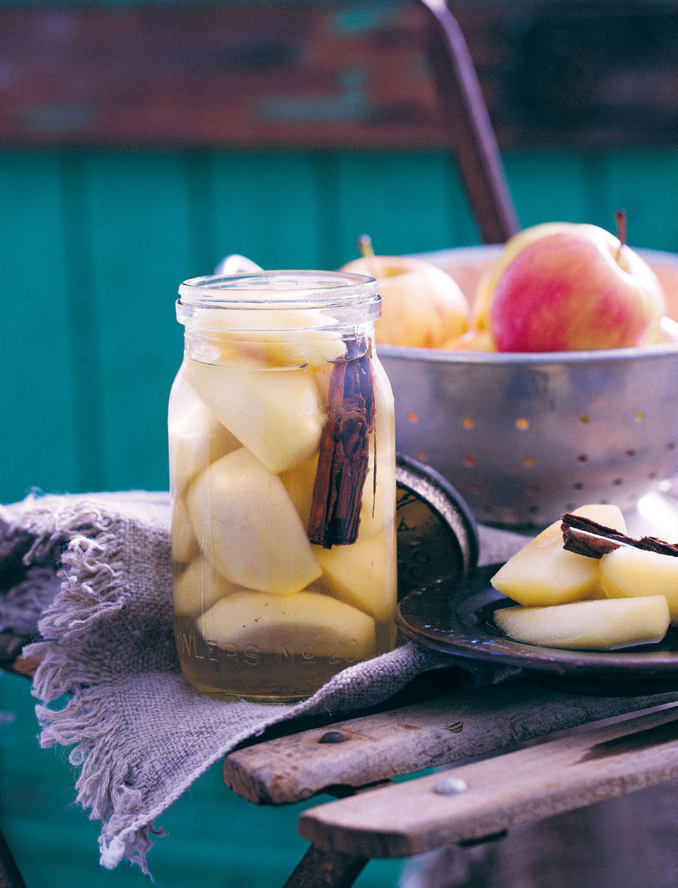 Preserved apples with cinnamon