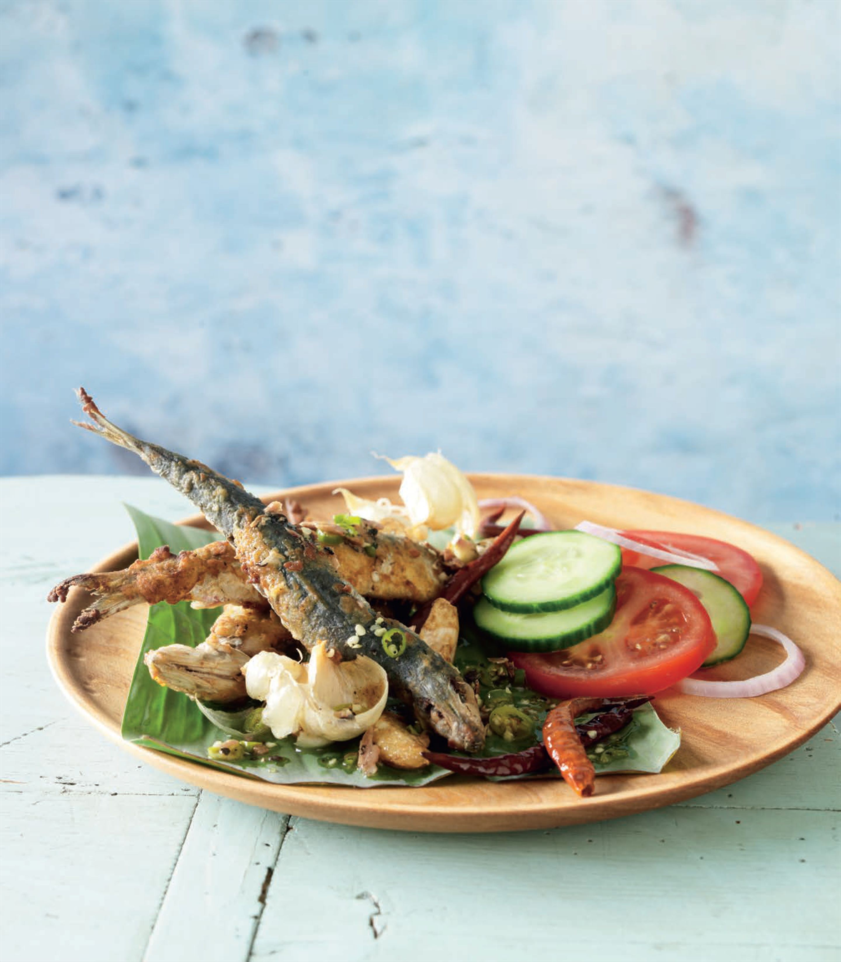 Crisp herrings with a spicy Sri Lankan salad
