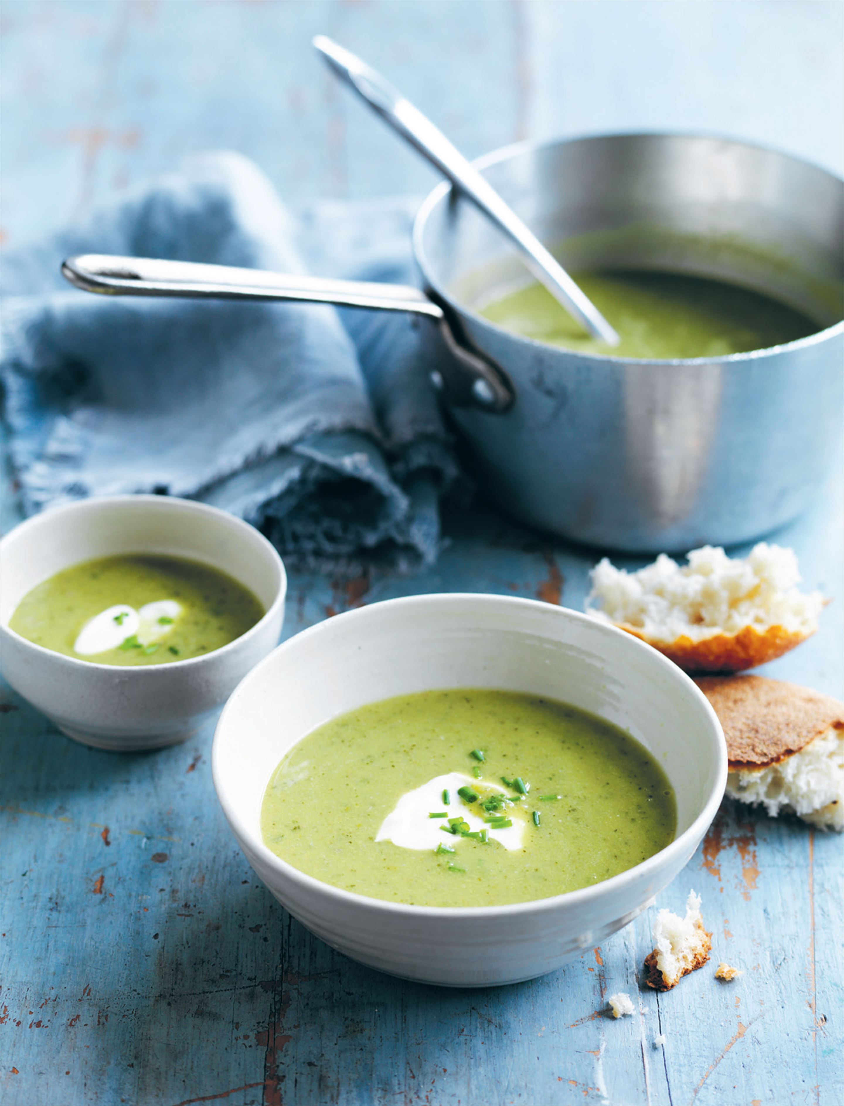 Zucchini, pea and mint soup