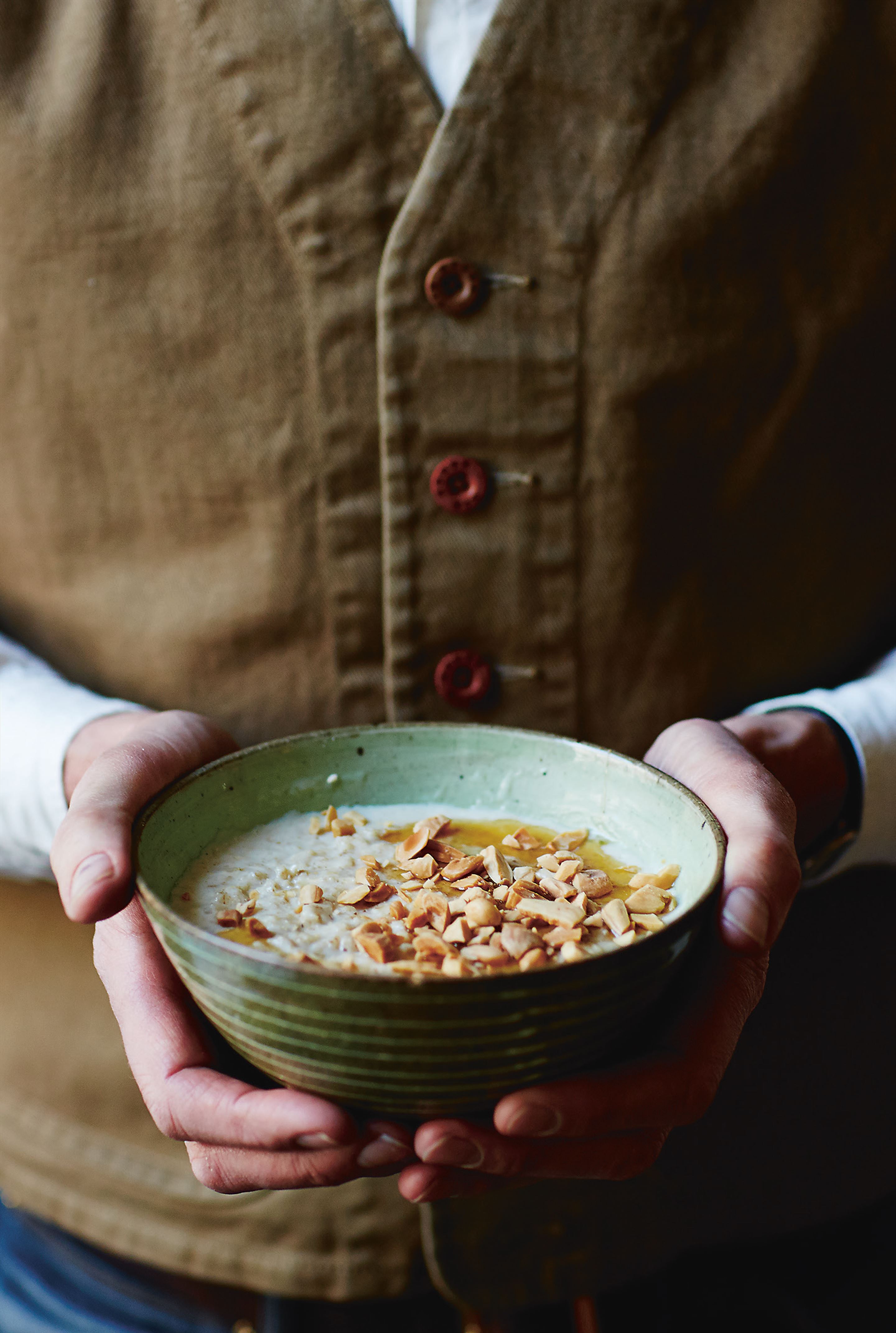 Porridge with honey and almonds