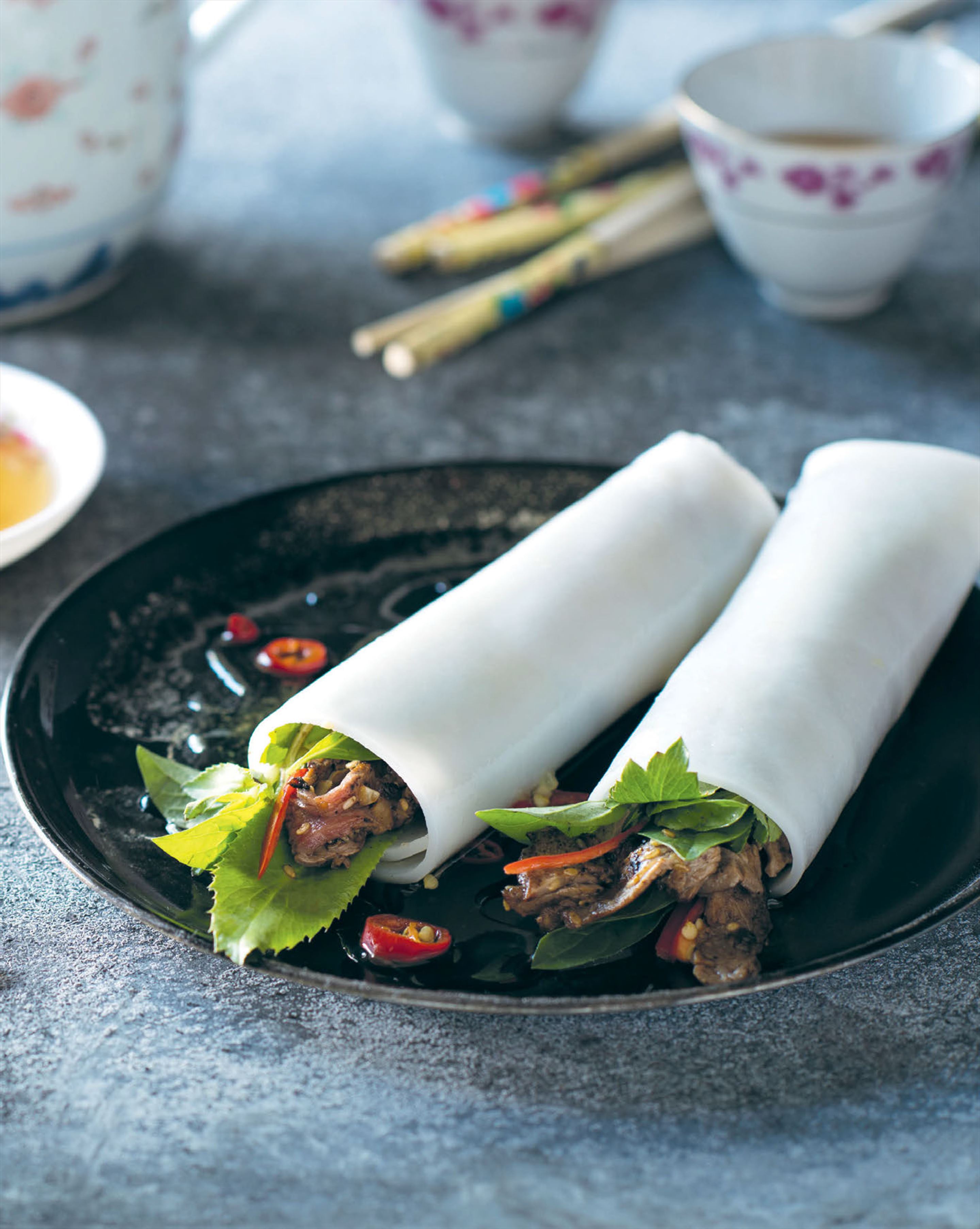 Soft noodle rolls with beef & saw-tooth coriander