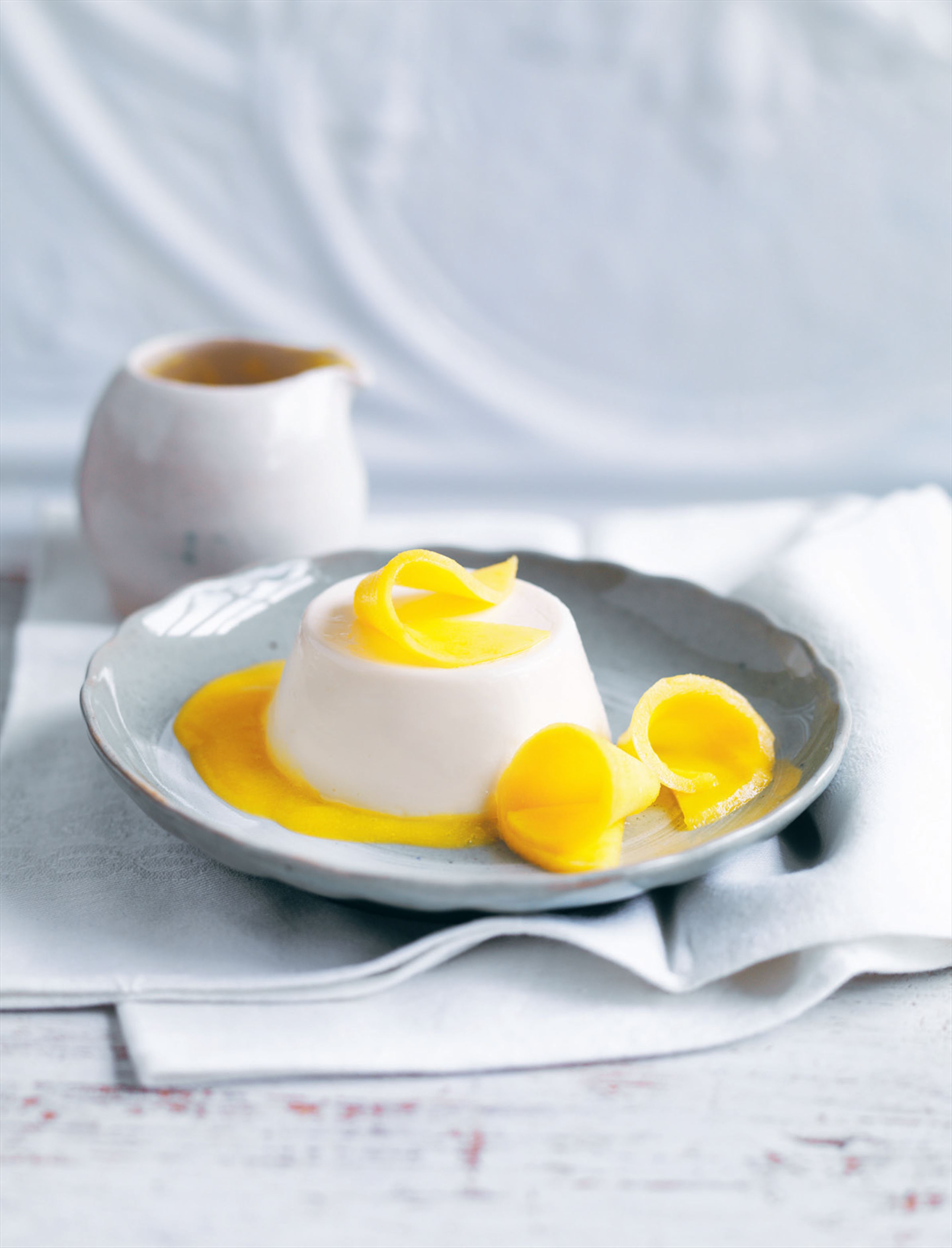 Yoghurt panna cotta with mango