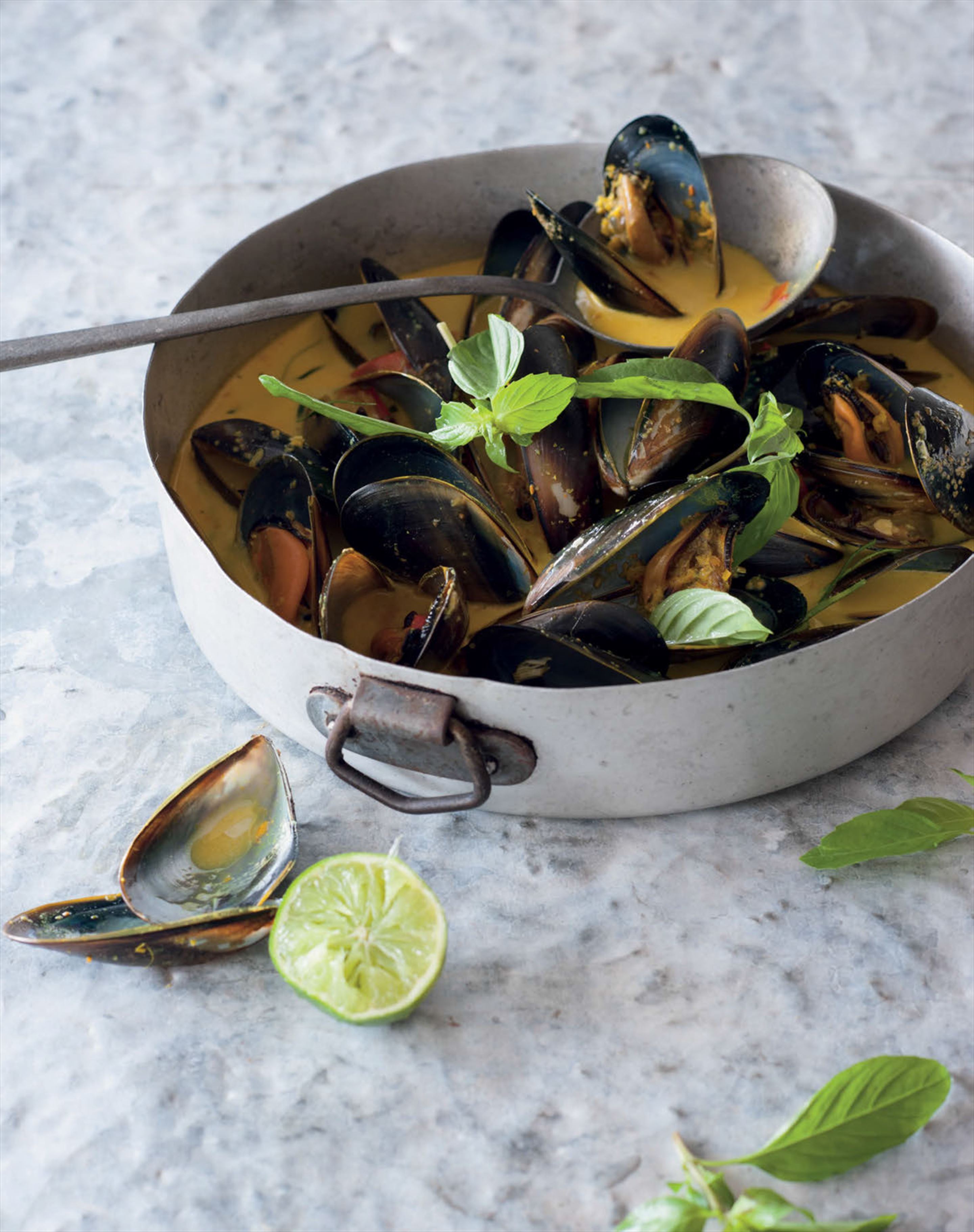 Yellow curry with mussels