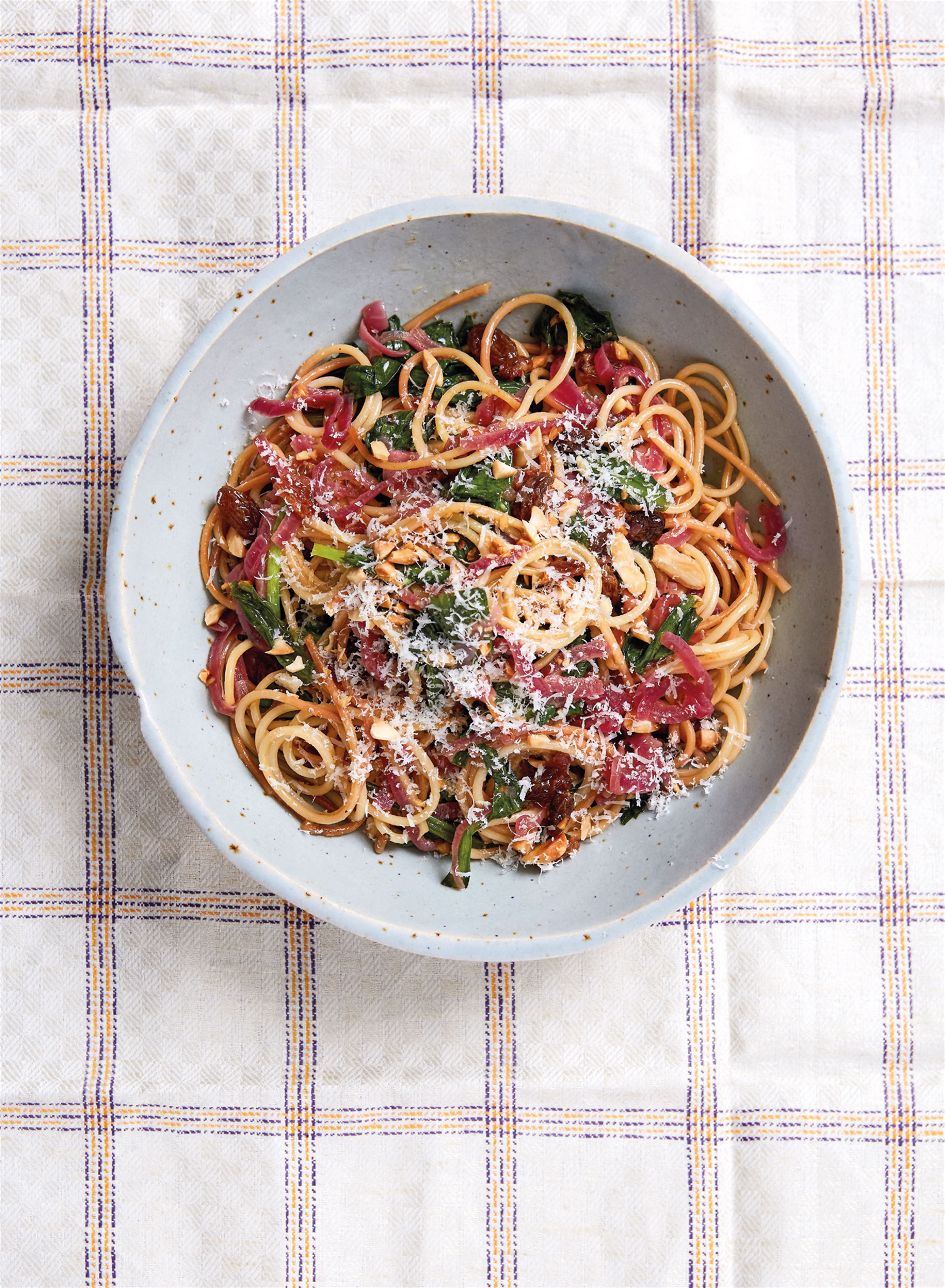 Toasted spaghetti with red onions, almonds and raisins