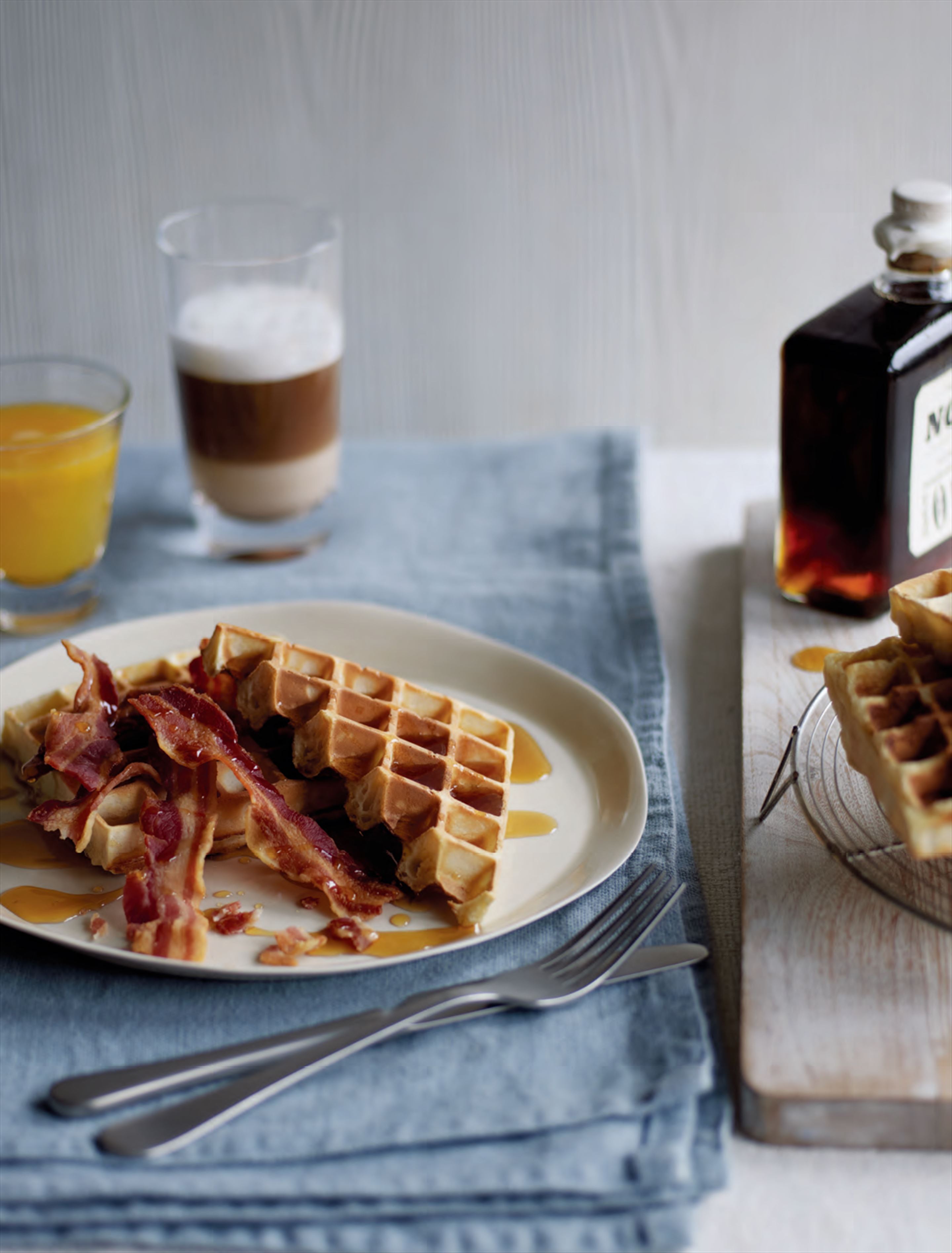 Waffles with bacon & maple syrup