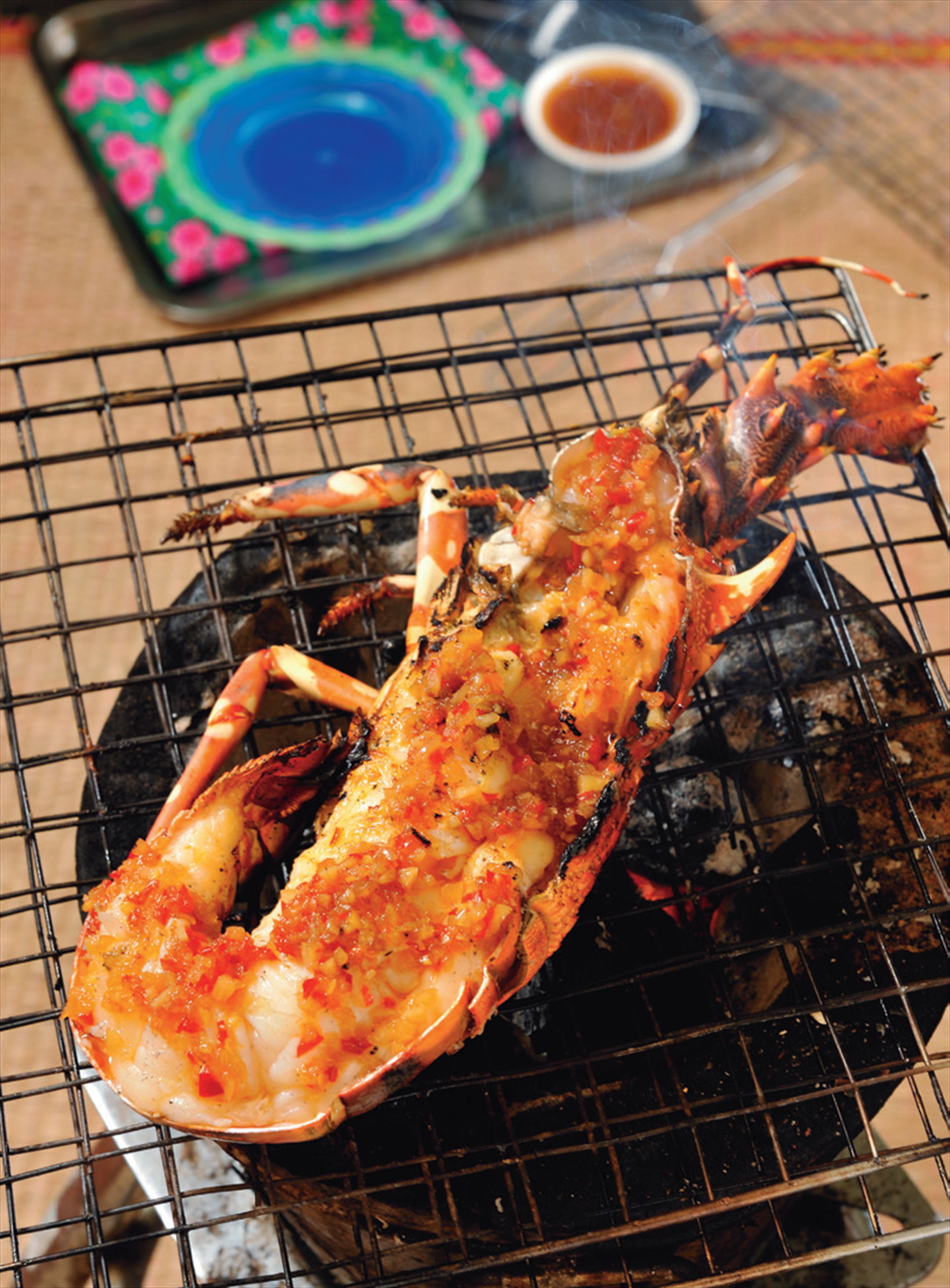 Barbecued crayfish with spicy satay sauce