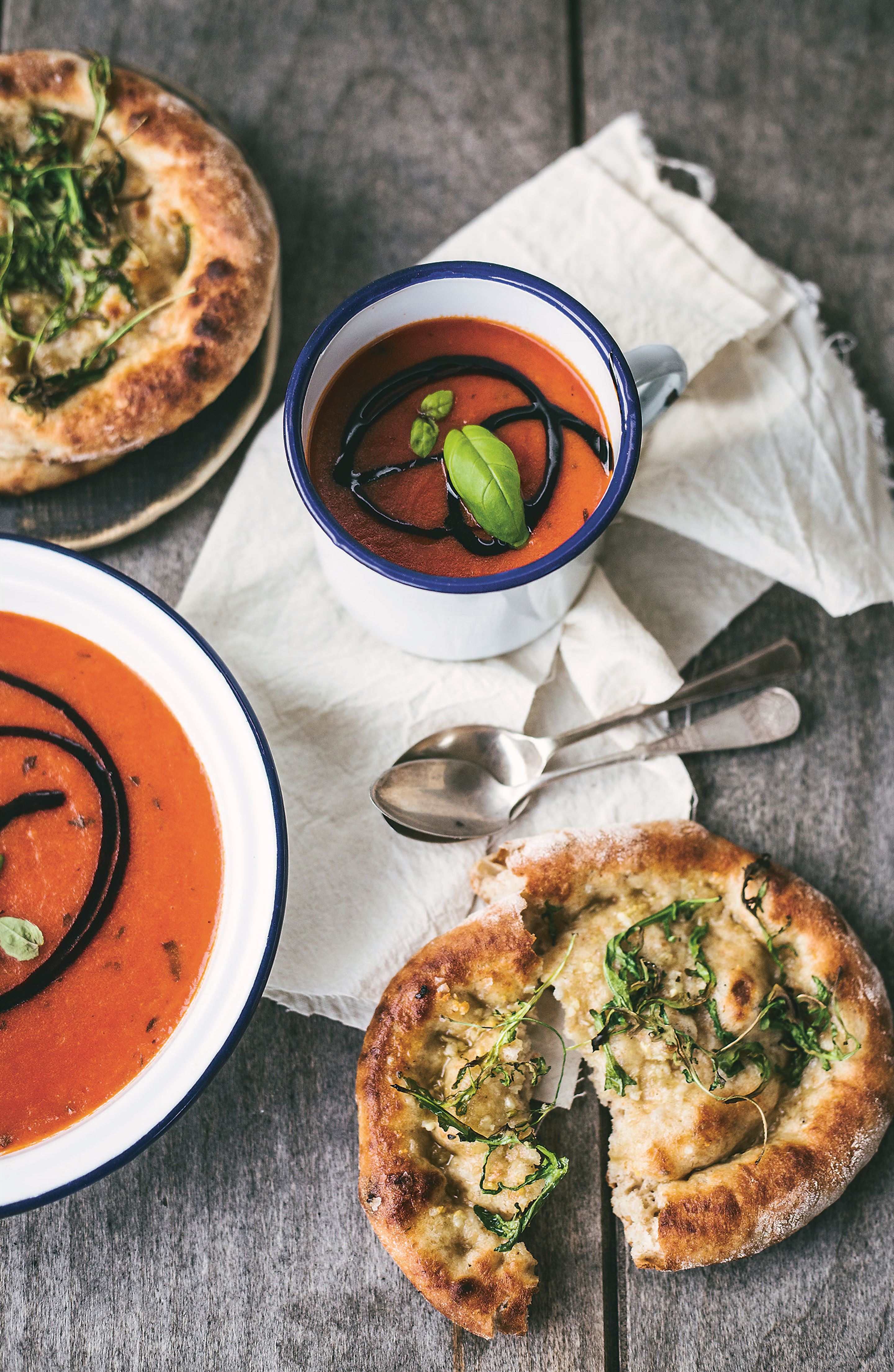 Tomato soup with garlic and pizzette