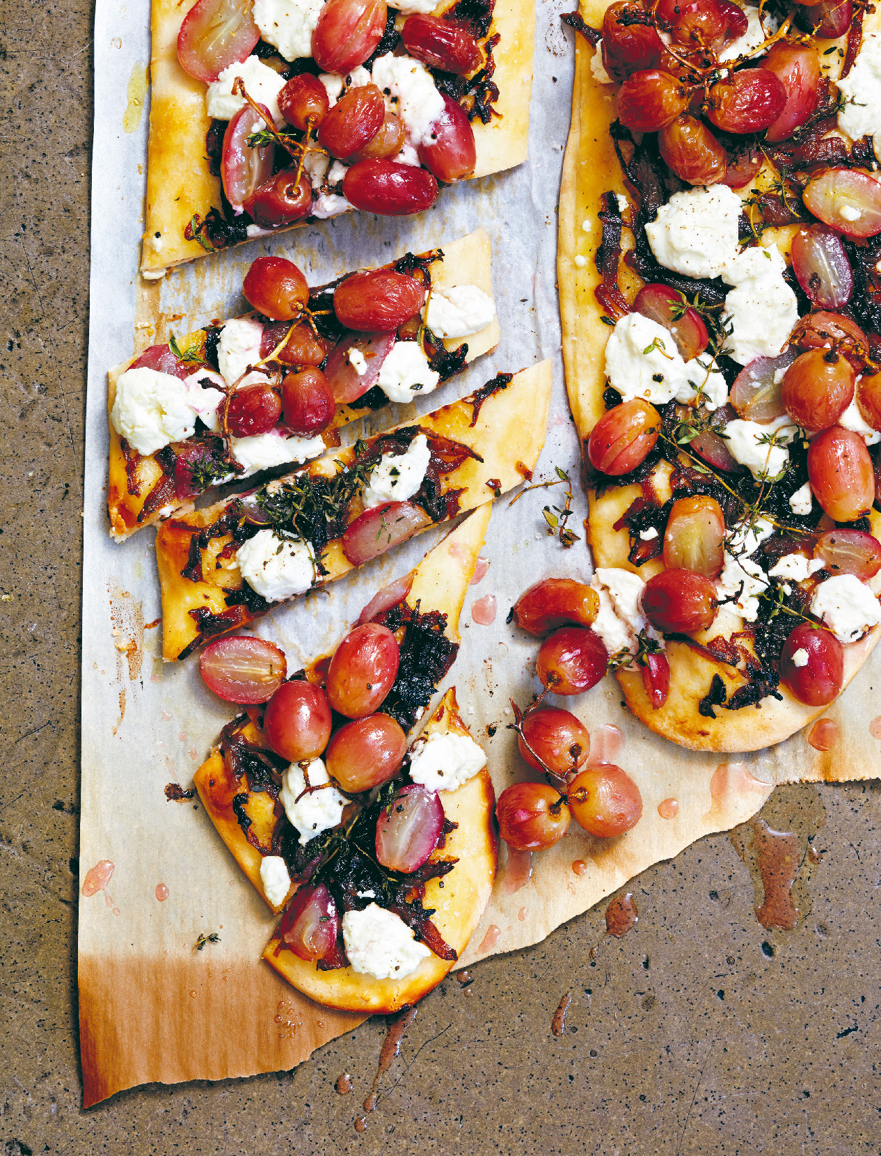 Grape, goat's cheese and onion jam pizzette
