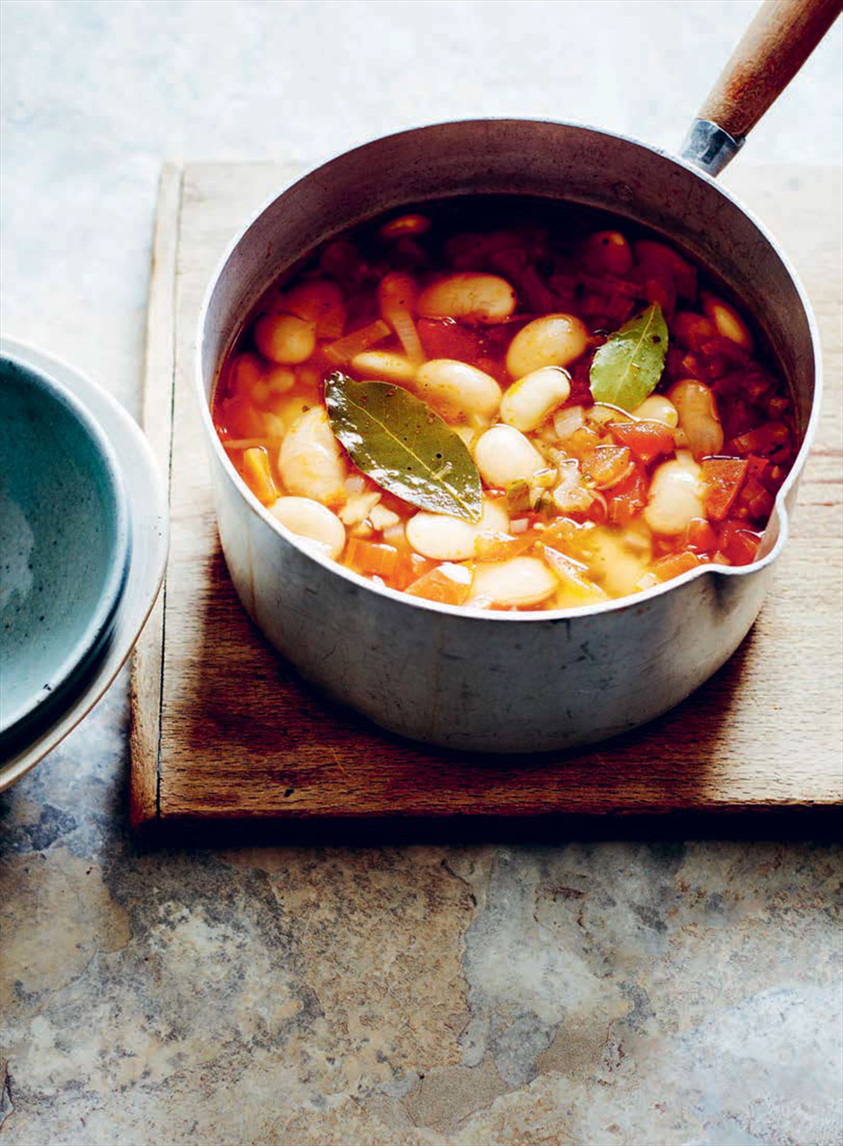 White bean soup with tomatoes and chilli