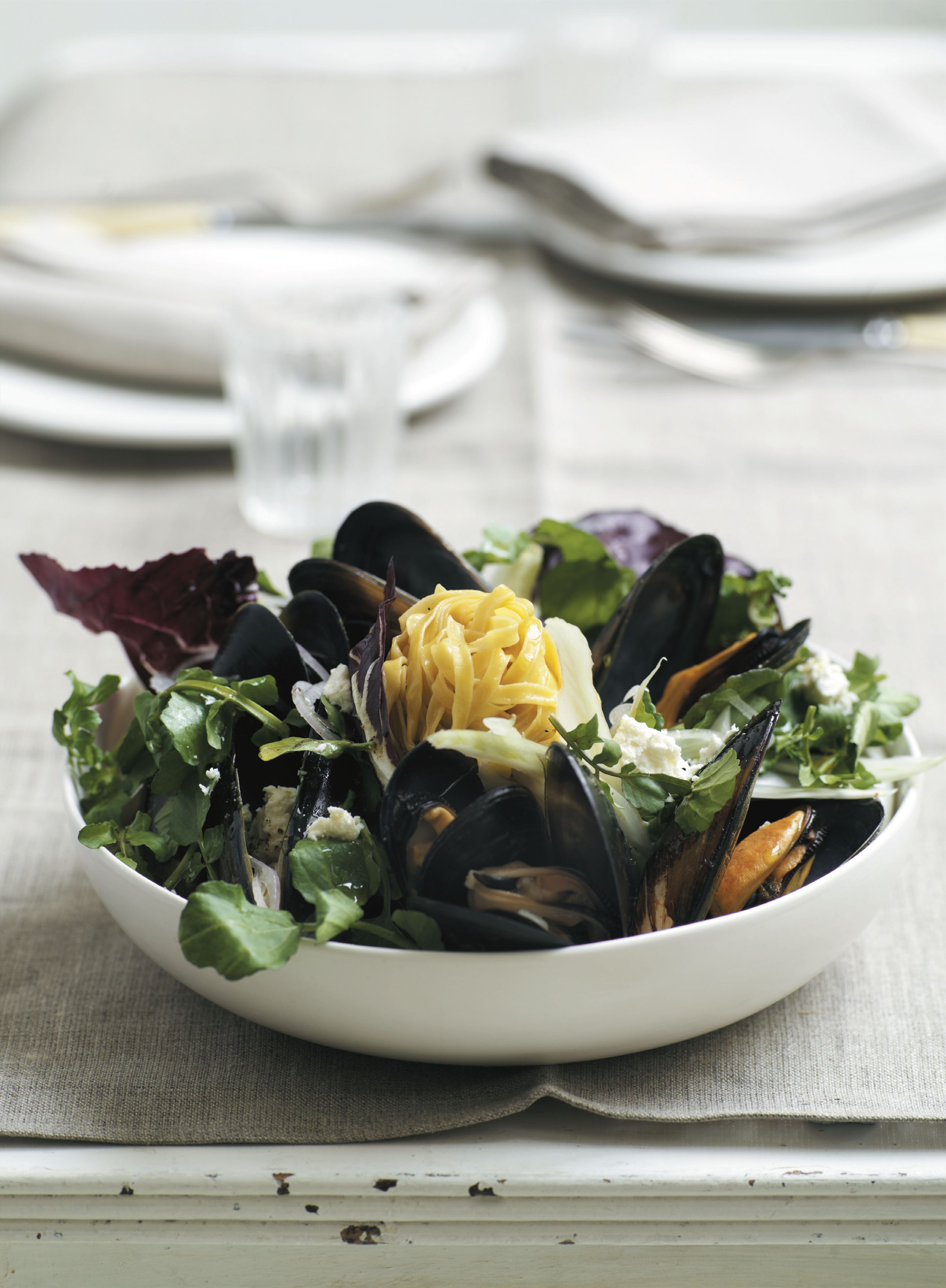 Hot mussel salad with fetta and fennel
