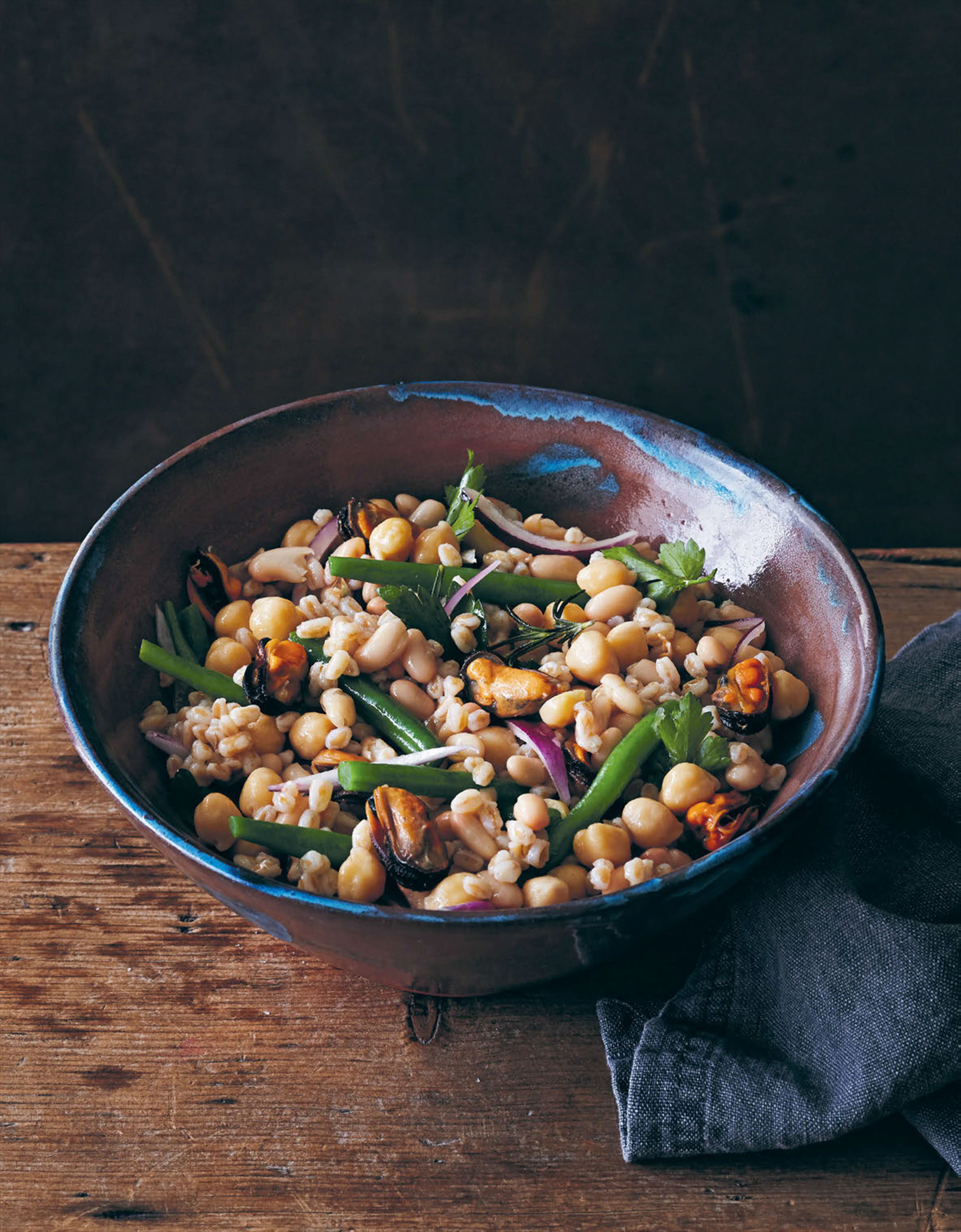 Farro with beans, chickpeas and mussels