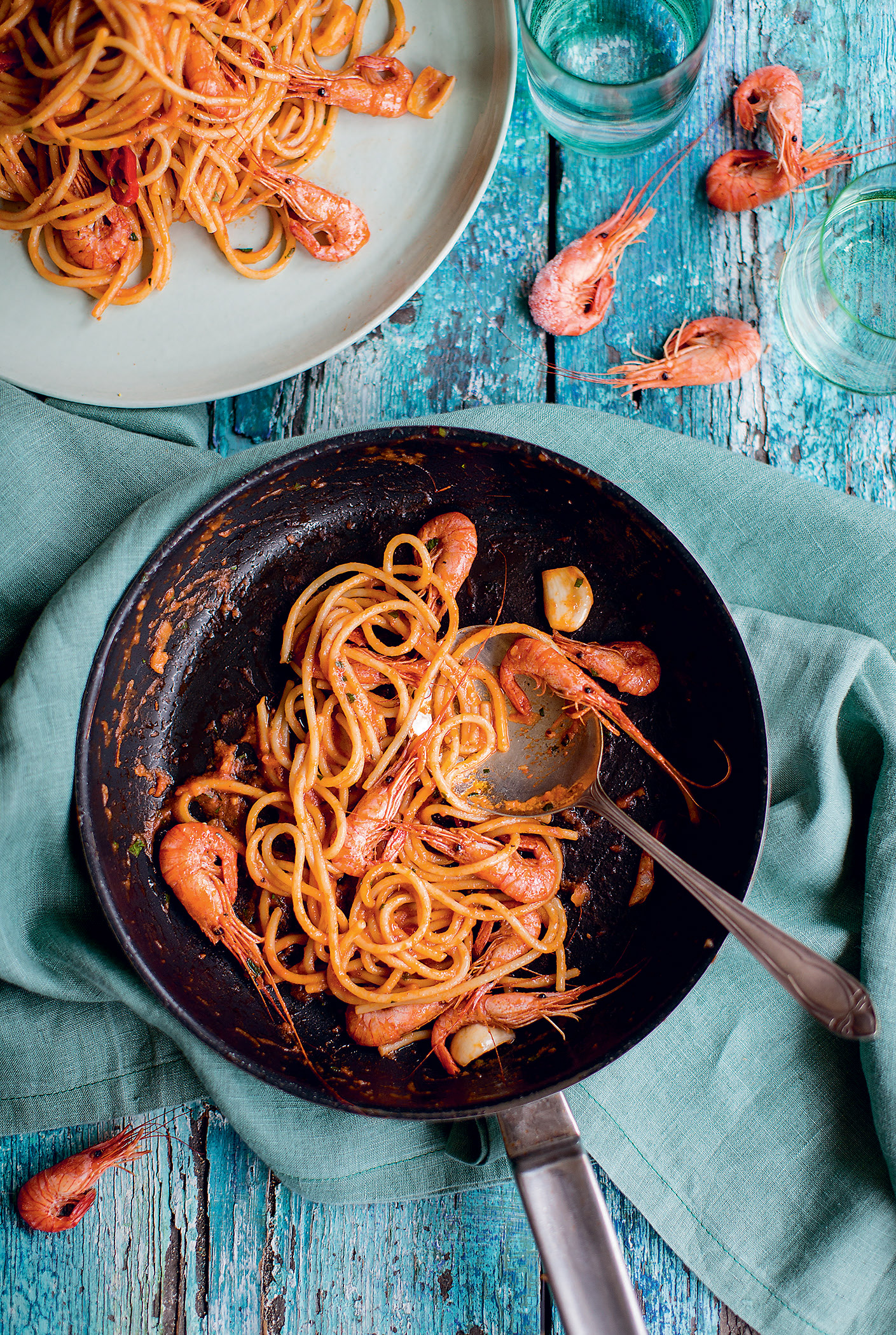 Spaghetti with prawns and tomato