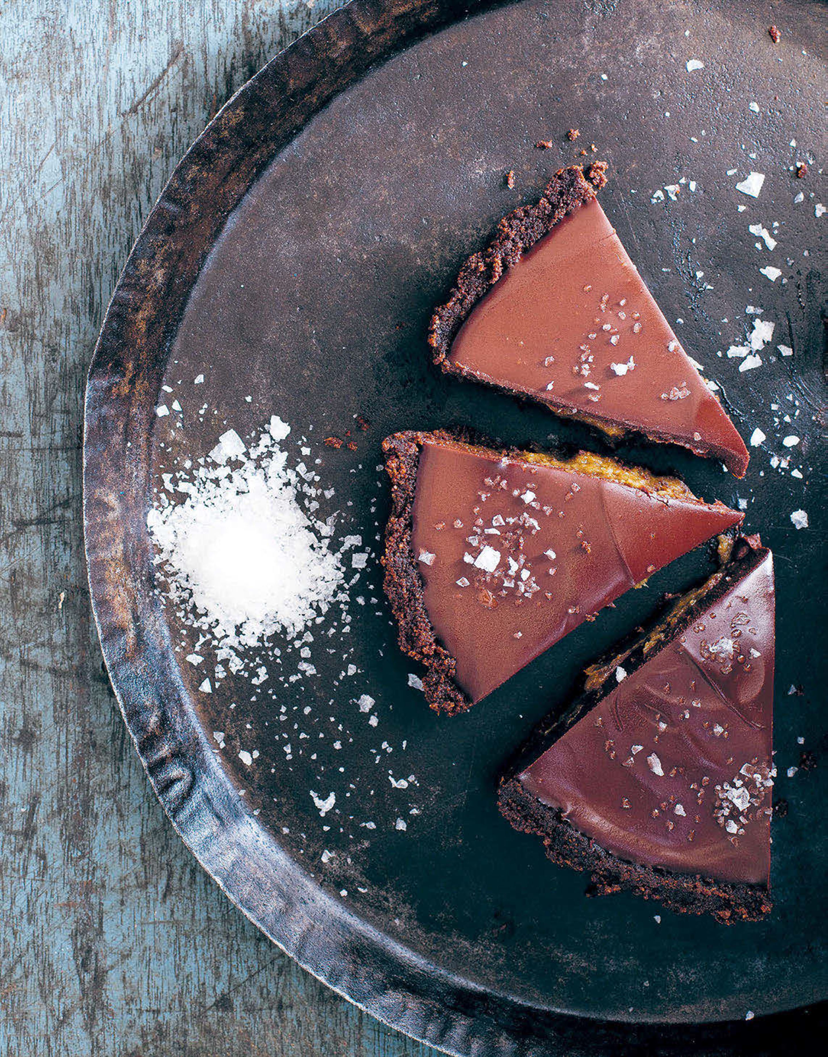 Salted chocolate and date pie