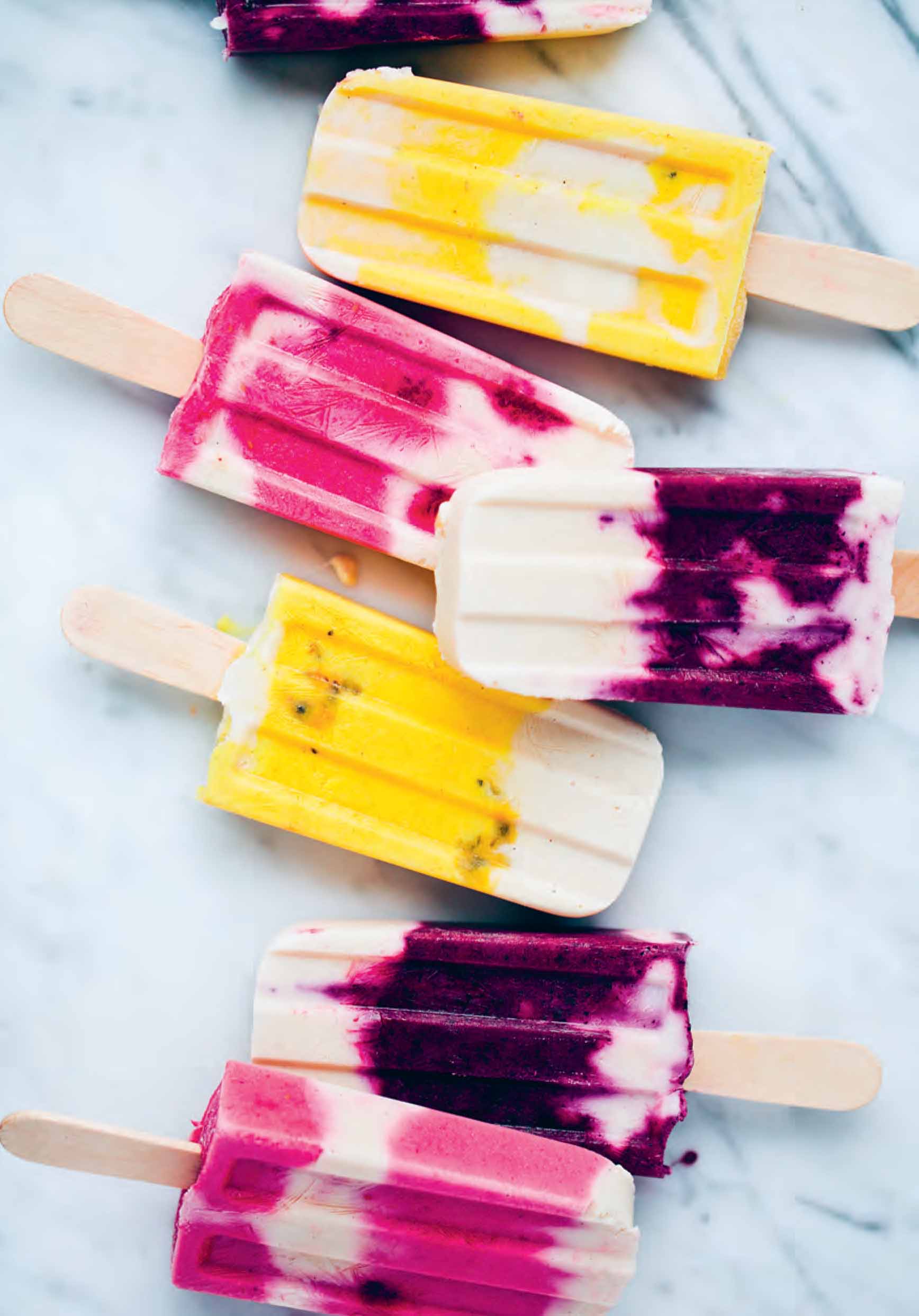 Marbled smoothie popsicles