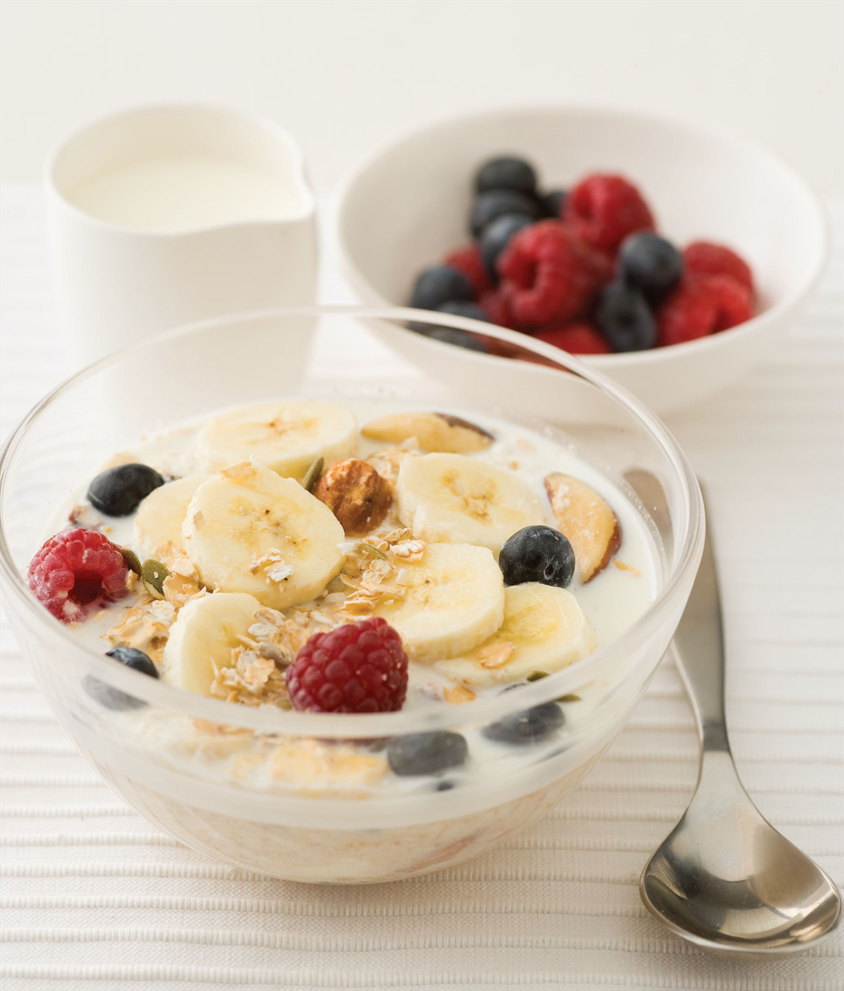 Muesli with yoghurt, blueberries and banana