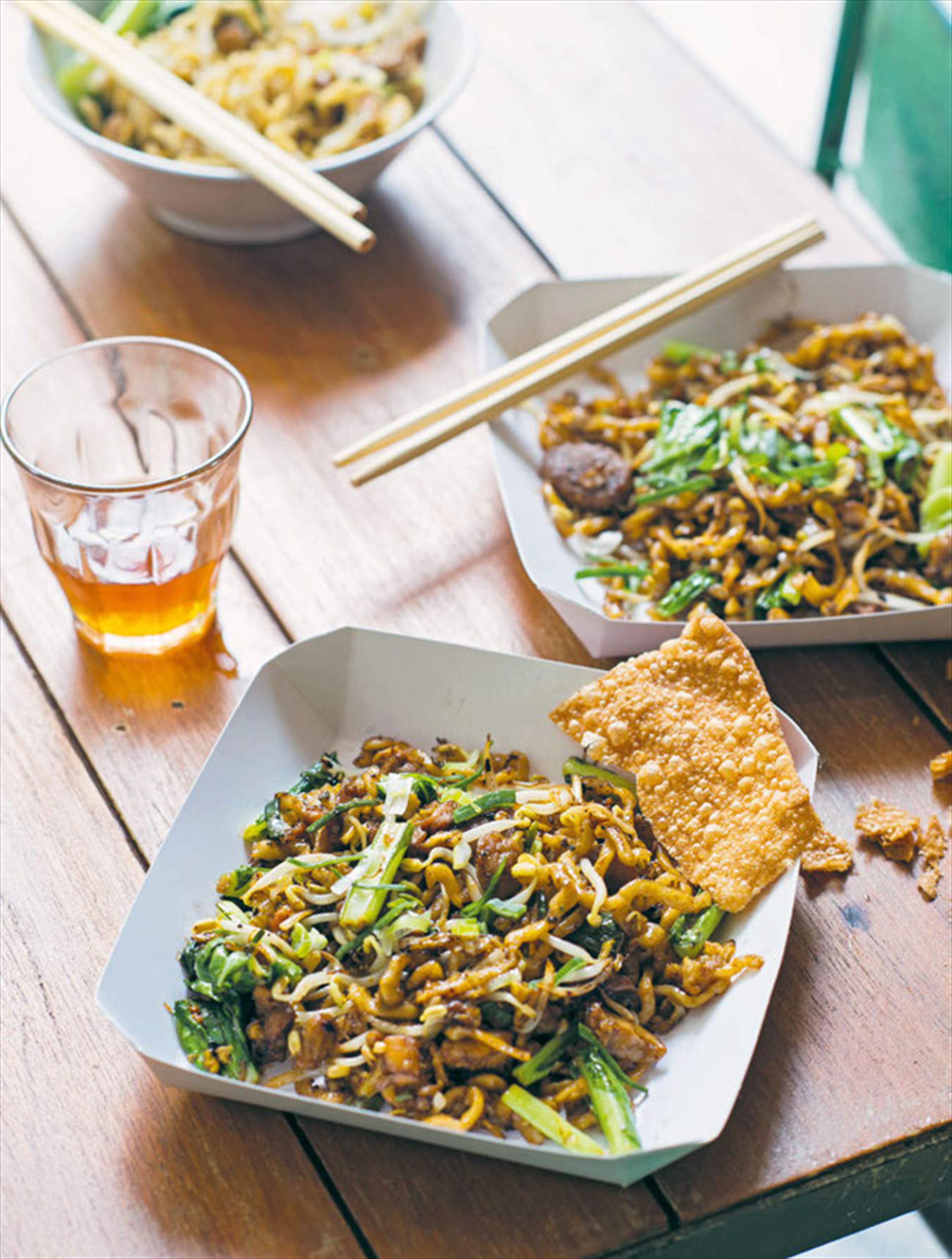 Wok-tossed hakka noodles with chicken & lap cheong