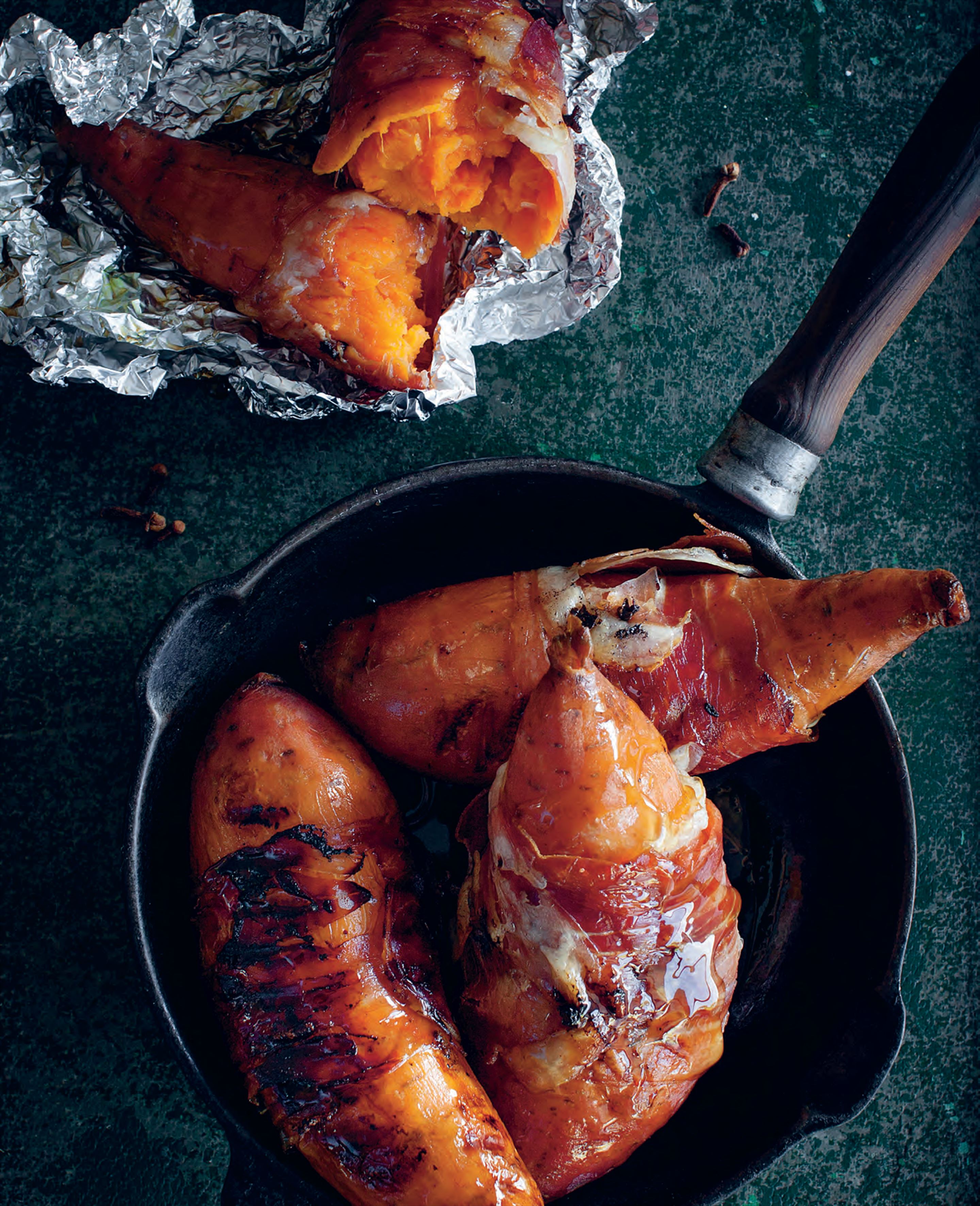 Baked sweet potatoes with speck, cloves and maple syrup