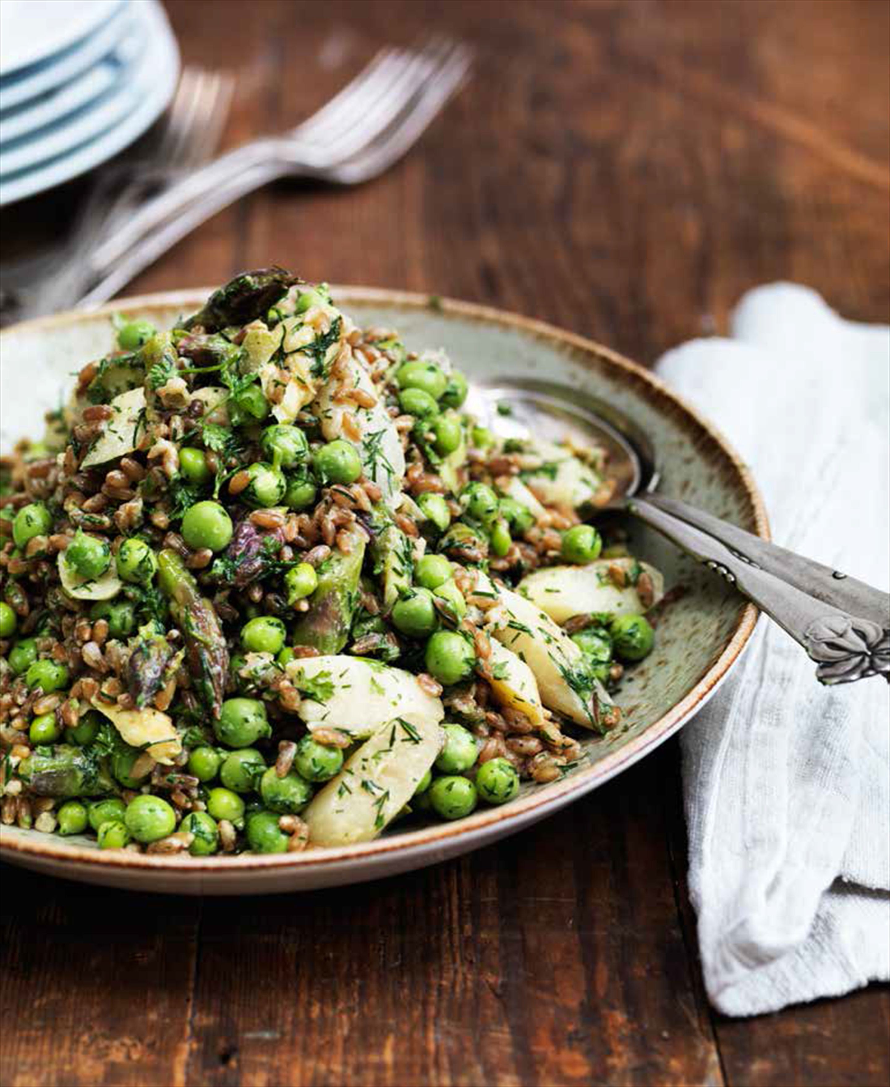 Spring rye grain salad with asparagus, peas and dill