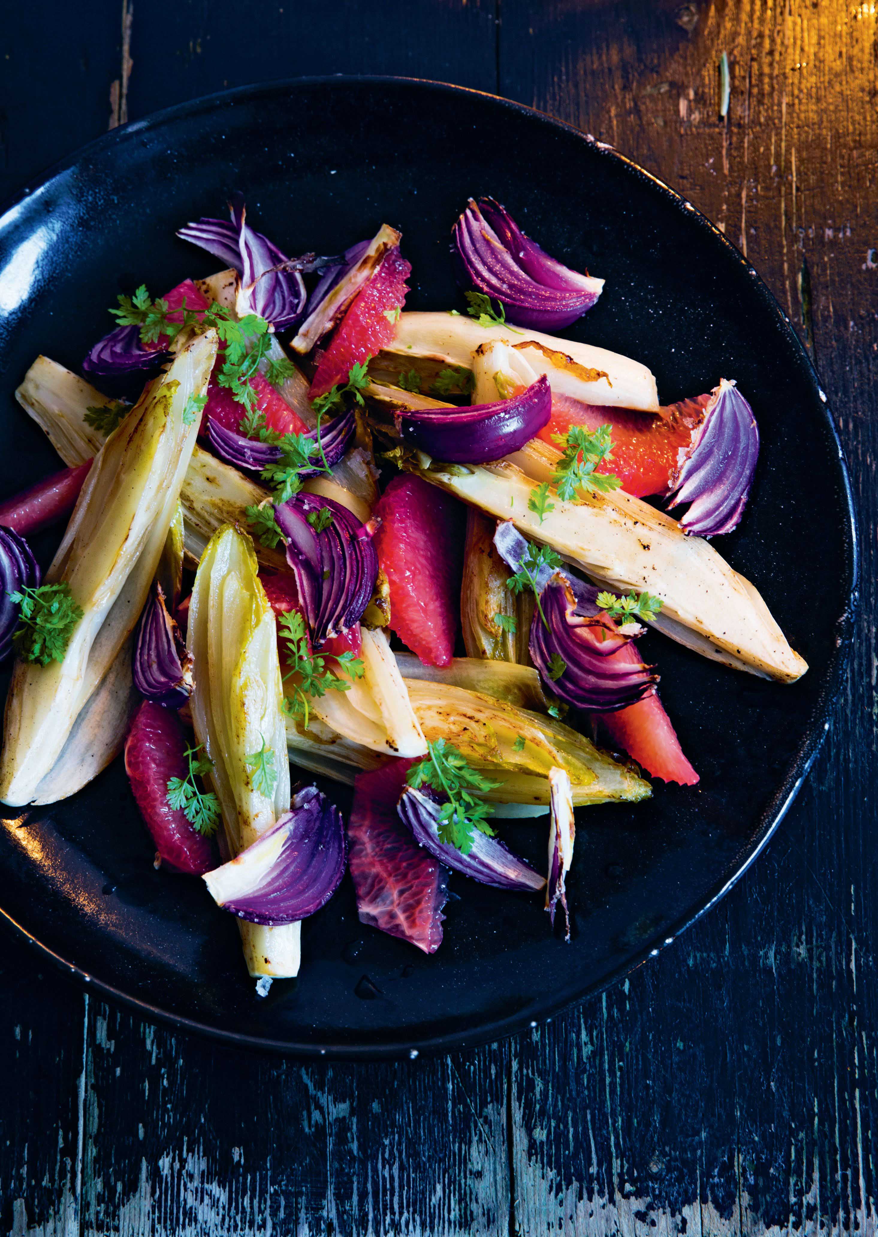 Chicory with red onion and grapefruit