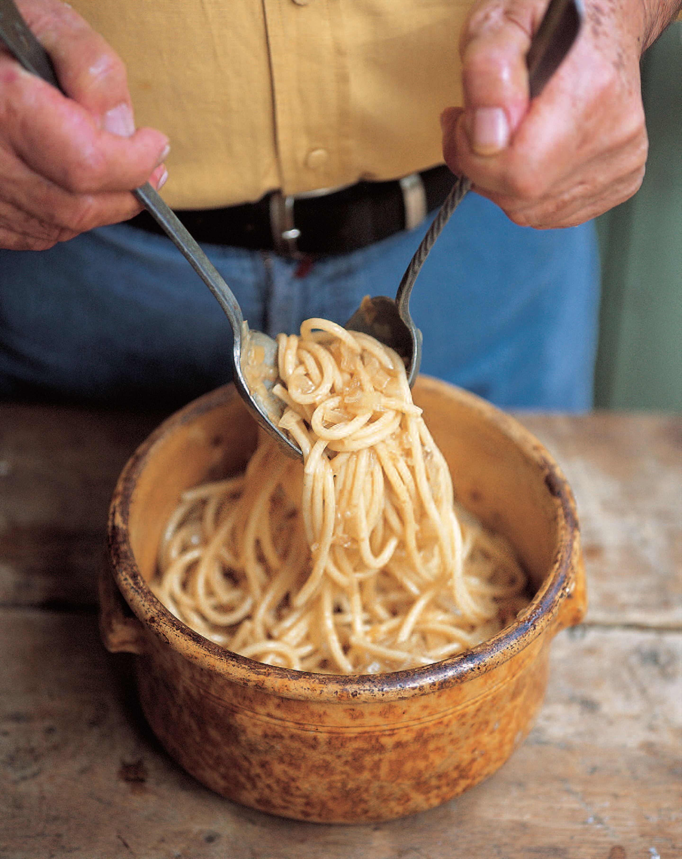 Giant spaghetti with onion and anchovy sauce