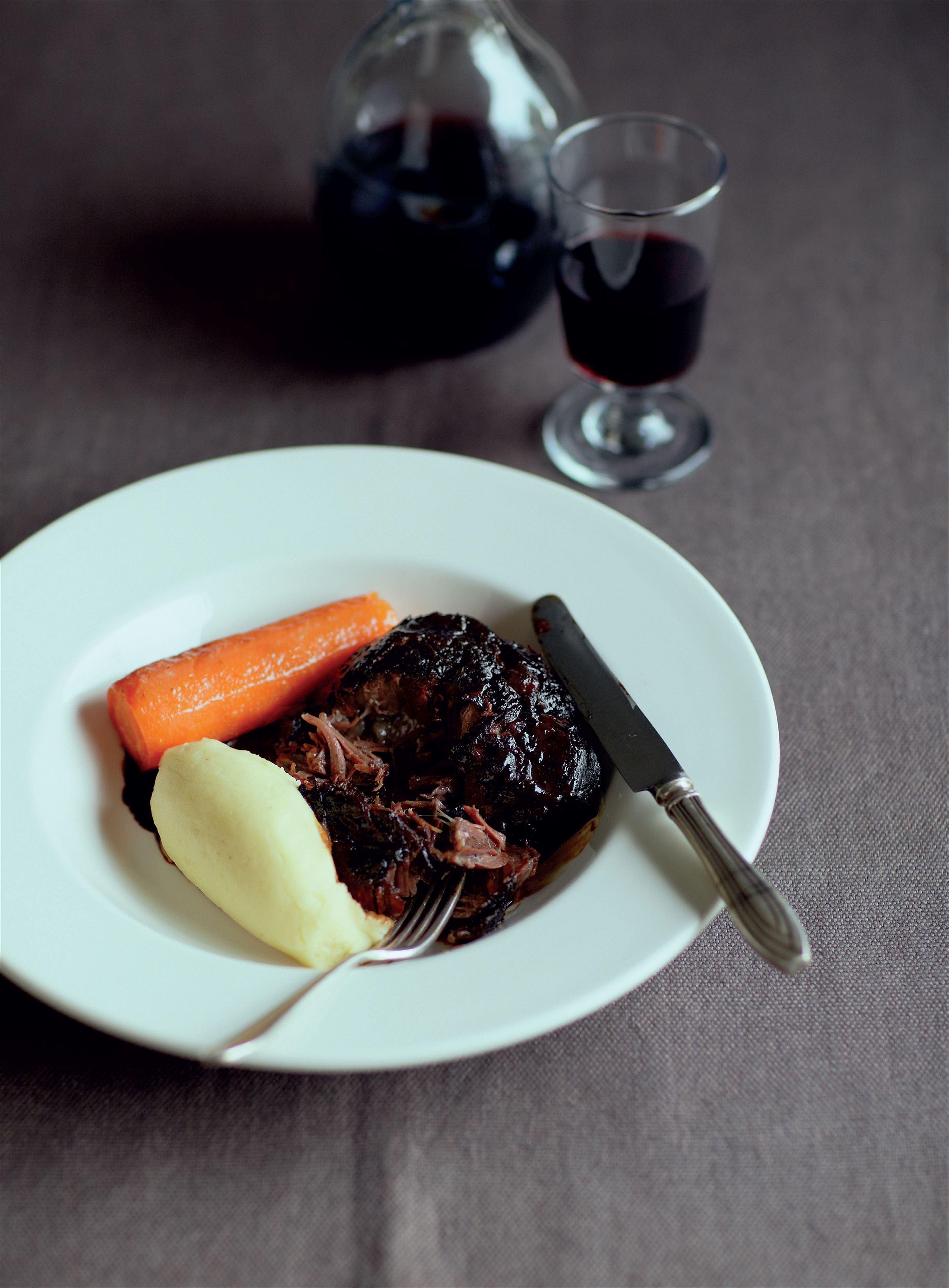 Braised beef cheeks with beer and mash